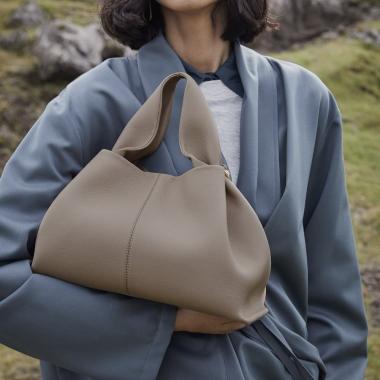 Cloud  And Dumpling Shaped Handbag That Can Be Slung Diagonally
