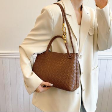 Metal Rope Buckle Woven Leather Bag With Three Flexible Back Methods